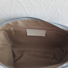 Lataa kuva Galleria-katseluun, Tyylikäs SARA nahkalaukku säädettävällä koristehihnalla ja hopeilla metalliosilla. Laukussa käsihihna on kaunista nahka punosta. Laukun sisällä löytyy vetoketjullinen sivutasku. Koko: pituus 28 cm, korkeus 20 cm, syvyys 4 cm. Hihna: leveys 3,8 cm, max pituus 126 cm. Valmistusmaa: Italia.