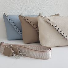 Lataa kuva Galleria-katseluun, Tyylikäs SARA nahkalaukku säädettävällä koristehihnalla ja hopeilla metalliosilla. Laukussa käsihihna on kaunista nahka punosta. Laukun sisällä löytyy vetoketjullinen sivutasku. Koko: pituus 28 cm, korkeus 20 cm, syvyys 4 cm. Hihna: leveys 3,8 cm, max pituus 126 cm. Valmistusmaa: Italia.