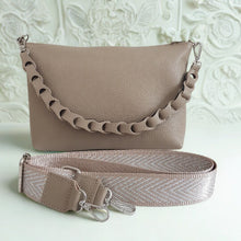 Lataa kuva Galleria-katseluun, Minimalistinen, mutta näyttävä. SARA on nahkalaukku, joka yhdistää italialaisen käsityötaidon ja käytännöllisyyden. Laukussa on kaunis punottu kantokahva sekä irrotettava ja säädettävä leveä koristehihna hopeisilla metalliosilla. Voit kantaa sitä olalla tai crossbody-tyyliin.