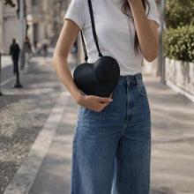 Lataa kuva Galleria-katseluun, Nahkainen sydan laukku
Koko: 20,5 × 16,5 cm
Materiaali: nahka
Kiinnitys: vetoketju
Hihna: säädettävä
Väri: punainen, greige, puuteriroosa, konjakinruskea, musta
Valmistusmaa: Italia