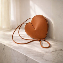 Lataa kuva Galleria-katseluun, Nahkainen sydan laukku
Koko: 20,5 × 16,5 cm
Materiaali: nahka
Kiinnitys: vetoketju
Hihna: säädettävä
Väri: punainen, greige, puuteriroosa, konjakinruskea, musta
Valmistusmaa: Italia