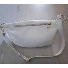 Lataa kuva Galleria-katseluun, Upea tyyliltään ja käytännöllinen kooltaan ALICE crossbody vyö-olkalaukku. Laukussa on säädettävä hihna, kullanväriset metalliosat, vetoketjulukitus, edessä kultainen koristelukko ja takana vetoketjullinen tasku.