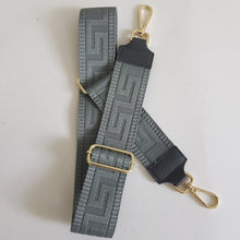 Lataa kuva Galleria-katseluun, ANGIE olkalaukku on aitoa nahkaa. Laukussa on kaksi säädettävää olkahihnaa ja vetoketjukiinnitys. Tupsukoriste toimii vetimenä. Suosittu crossbody malli. Väri: tummanharmaa Koko: pituus 20 cm, korkeus 15 cm, syvyys 7 cm. Laukkuun kuuluu kaksi säädettävää olkahihnaa: kapea nahkahihna kullanvärisillä pistolukoilla, leveys 2 cm, säädettävä pituus 128 cm leveä koristeellinen polyesteri/nahka hihna kullanvärisillä pistolukoilla, leveys 5,5 cm, säädettävä pituus max. 128 cm