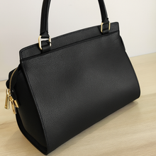 Lataa kuva Galleria-katseluun, Italialaista eleganssia arjen käytännöllisyyteen.
Venla on rakenteeltaan napakka ja tyyliltään ajattoman moderni , täydellinen kumppani niin toimistolle, matkalle kuin vapaa-aikaan.