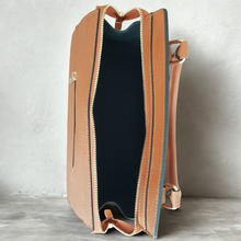 Lataa kuva Galleria-katseluun, Italialaista eleganssia arjen käytännöllisyyteen.
Venla on rakenteeltaan napakka ja tyyliltään ajattoman moderni , täydellinen kumppani niin toimistolle, matkalle kuin vapaa-aikaan.