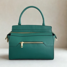 Lataa kuva Galleria-katseluun, Italialainen VENLA-nahkalaukku – tyylikäs ja käytännöllinen valinta arkeen ja töihin.
Tilava malli, vetoketjutaskut ja säädettävä hihna. Saatavilla vihreänä ja mustana.