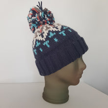 Lataa kuva Galleria-katseluun, Ihanan muhkea, pehmeä ja lämmin villapipo isolla tupsulla, pitää varmasti pään lämpimänä syksyllä sekä talvella.
Pipo sopii miehelle kuin naisillekin.
Materiaali: merinovilla
värit: beige, sininen ja musta
valmistusmaa Kiina