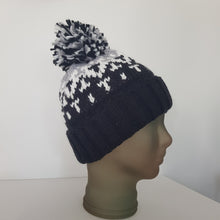 Lataa kuva Galleria-katseluun, Ihanan muhkea, pehmeä ja lämmin villapipo isolla tupsulla, pitää varmasti pään lämpimänä syksyllä sekä talvella.
Pipo sopii miehelle kuin naisillekin.
Materiaali: merinovilla
värit: beige, sininen ja musta
valmistusmaa Kiina