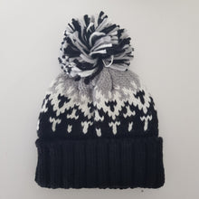 Lataa kuva Galleria-katseluun, Ihanan muhkea, pehmeä ja lämmin villapipo isolla tupsulla, pitää varmasti pään lämpimänä syksyllä sekä talvella.
Pipo sopii miehelle kuin naisillekin.
Materiaali: merinovilla
värit: beige, sininen ja musta
valmistusmaa Kiina