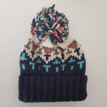 Lataa kuva Galleria-katseluun, Ihanan muhkea, pehmeä ja lämmin villapipo isolla tupsulla, pitää varmasti pään lämpimänä syksyllä sekä talvella.
Pipo sopii miehelle kuin naisillekin.
Materiaali: merinovilla
värit: beige, sininen ja musta
valmistusmaa Kiina