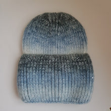 Lataa kuva Galleria-katseluun, Pehmeä, joustava ja kevyt pipo on valmistettu 100% viskoosista. Ribbineulepipossa on leveä kääntöreuna. Pipo kimaltelee hennosti sekaan neulotun hopean lurex-langan ja pienien, melko näkymättömien paljettien ansiosta. Yksi koko. Hoito-ohjeet: 30 asteen pesu.