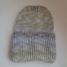 Lataa kuva Galleria-katseluun, Pehmeä, joustava ja kevyt pipo on valmistettu 100% viskoosista. Ribbineulepipossa on leveä kääntöreuna. Pipo kimaltelee hennosti sekaan neulotun hopean lurex-langan ja pienien, melko näkymättömien paljettien ansiosta. Yksi koko. Hoito-ohjeet: 30 asteen pesu.