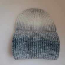 Lataa kuva Galleria-katseluun, Pehmeä, joustava ja kevyt pipo on valmistettu 100% viskoosista. Ribbineulepipossa on leveä kääntöreuna. Pipo kimaltelee hennosti sekaan neulotun hopean lurex-langan ja pienien, melko näkymättömien paljettien ansiosta. Yksi koko. Hoito-ohjeet: 30 asteen pesu.