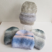 Lataa kuva Galleria-katseluun, Pehmeä, joustava ja kevyt pipo on valmistettu 100% viskoosista. Ribbineulepipossa on leveä kääntöreuna. Pipo kimaltelee hennosti sekaan neulotun hopean lurex-langan ja pienien, melko näkymättömien paljettien ansiosta. Yksi koko. Hoito-ohjeet: 30 asteen pesu.