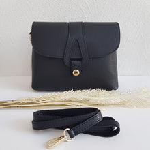 Lataa kuva Galleria-katseluun, Keskikokoinen AGATA nahkalaukku on ajaton crossbody malli omalla karakterillaan. Mukava ja laadukas, tyylikäs magneettisuljin, sisällä vetoketjullinen sivutasku ja säädettävä olkahihna. Koko: pituus 25 cm, korkeus 19 cm, syvyys 9 cm Hihna : max pituus 112 cm, leveys 1,5 cm Materiaali: aito nahka Valmistusmaa: Italia