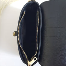 Lataa kuva Galleria-katseluun, Keskikokoinen AGATA nahkalaukku on ajaton crossbody malli omalla karakterillaan. Mukava ja laadukas, tyylikäs magneettisuljin, sisällä vetoketjullinen sivutasku ja säädettävä olkahihna. Koko: pituus 25 cm, korkeus 19 cm, syvyys 9 cm Hihna : max pituus 112 cm, leveys 1,5 cm Materiaali: aito nahka Valmistusmaa: Italia