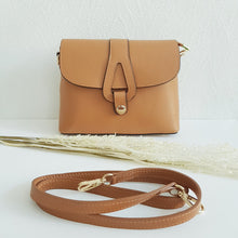 Lataa kuva Galleria-katseluun, Keskikokoinen AGATA nahkalaukku on ajaton crossbody malli omalla karakterillaan. Mukava ja laadukas, tyylikäs suljin, sisällä vetoketjullinen sivutasku ja säädettävä olkahihna. Koko: pituus 25 cm, korkeus 19 cm, syvyys 9 cm Hihna : max pituus 112 cm, leveys 1,5 cm Materiaali: aito nahka Valmistusmaa: Italia