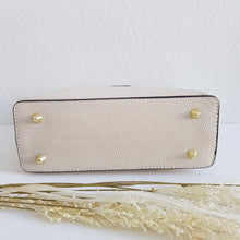 Lataa kuva Galleria-katseluun, Keskikokoinen AGATA nahkalaukku on ajaton crossbody malli omalla karakterillaan. Mukava ja laadukas, tyylikäs magneettisuljin, sisällä vetoketjullinen sivutasku ja säädettävä olkahihna.