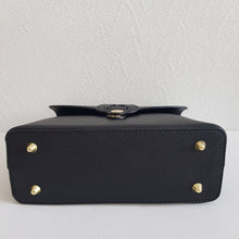 Lataa kuva Galleria-katseluun, Keskikokoinen AGATA nahkalaukku on ajaton crossbody malli omalla karakterillaan. Mukava ja laadukas, tyylikäs magneettisuljin, sisällä vetoketjullinen sivutasku ja säädettävä olkahihna. Koko: pituus 25 cm, korkeus 19 cm, syvyys 9 cm Hihna : max pituus 112 cm, leveys 1,5 cm Materiaali: aito nahka Valmistusmaa: Italia