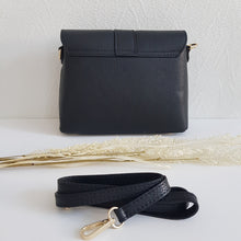 Lataa kuva Galleria-katseluun, Keskikokoinen AGATA nahkalaukku on ajaton crossbody malli omalla karakterillaan. Mukava ja laadukas, tyylikäs magneettisuljin, sisällä vetoketjullinen sivutasku ja säädettävä olkahihna. Koko: pituus 25 cm, korkeus 19 cm, syvyys 9 cm Hihna : max pituus 112 cm, leveys 1,5 cm Materiaali: aito nahka Valmistusmaa: Italia