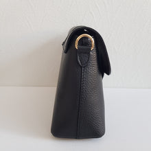 Lataa kuva Galleria-katseluun, Keskikokoinen AGATA nahkalaukku on ajaton crossbody malli omalla karakterillaan. Mukava ja laadukas, tyylikäs magneettisuljin, sisällä vetoketjullinen sivutasku ja säädettävä olkahihna. Koko: pituus 25 cm, korkeus 19 cm, syvyys 9 cm Hihna : max pituus 112 cm, leveys 1,5 cm Materiaali: aito nahka Valmistusmaa: Italia