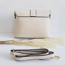 Lataa kuva Galleria-katseluun, Keskikokoinen AGATA nahkalaukku on ajaton crossbody malli omalla karakterillaan. Mukava ja laadukas, tyylikäs magneettisuljin, sisällä vetoketjullinen sivutasku ja säädettävä olkahihna.