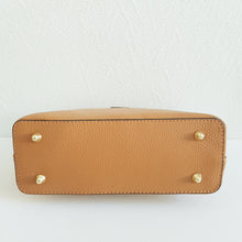 Lataa kuva Galleria-katseluun, Keskikokoinen AGATA nahkalaukku on ajaton crossbody malli omalla karakterillaan. Mukava ja laadukas, tyylikäs suljin, sisällä vetoketjullinen sivutasku ja säädettävä olkahihna. Koko: pituus 25 cm, korkeus 19 cm, syvyys 9 cm Hihna : max pituus 112 cm, leveys 1,5 cm Materiaali: aito nahka Valmistusmaa: Italia