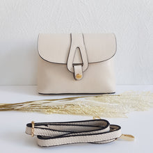 Lataa kuva Galleria-katseluun, Keskikokoinen AGATA nahkalaukku on ajaton crossbody malli omalla karakterillaan. Mukava ja laadukas, tyylikäs magneettisuljin, sisällä vetoketjullinen sivutasku ja säädettävä olkahihna.