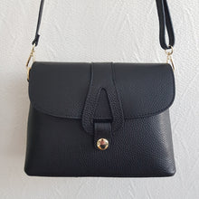 Lataa kuva Galleria-katseluun, Keskikokoinen AGATA nahkalaukku on ajaton crossbody malli omalla karakterillaan. Mukava ja laadukas, tyylikäs magneettisuljin, sisällä vetoketjullinen sivutasku ja säädettävä olkahihna. Koko: pituus 25 cm, korkeus 19 cm, syvyys 9 cm Hihna : max pituus 112 cm, leveys 1,5 cm Materiaali: aito nahka Valmistusmaa: Italia