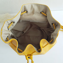 Lataa kuva Galleria-katseluun, Nahkareppu suljetaan kiristysnyörillä ja päällä magneettilukitus. Repun sisällä ja edessä pieni vetoketjullinen tasku. Koko: pituus 38cm, korkeus 30cm, syvyys 13cm Materiaali: nahka