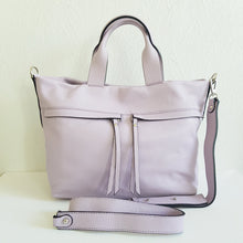 Lataa kuva Galleria-katseluun, Tyylikkäästi tilava BRANDI arkilaukku. Laukussa on yksi iso tasku ja sisällä yksi vetoketjullinen sivutasku ja kaksi pientä avotaskua. Laukku suljetaan vetoketjulla ja pystyy muotoilemaan hopeisilla karabiinihakasilla.