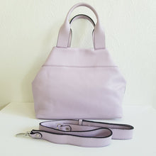 Lataa kuva Galleria-katseluun, Kaunis, tyylikäs BRANDI arkilaukku. Laukussa yksi iso tasku ja sisällä yksi vetoketjullinen tasku ja kaksi pientä avotaskua. Laukussa vetoketjulukitus. Laukkua pystyy muotoilemaan hopeisilla Karabiinihakasilla. Koko: pituus 37 cm, korkeus 25 cm, syvyys 13,5 cm Hihna: leveys 2,7cm, max pituus 104cm Materiaali: nahka Valmistusmaa Italia