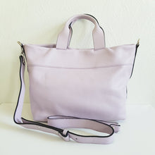 Lataa kuva Galleria-katseluun, Tyylikkäästi tilava BRANDI arkilaukku. Laukussa on yksi iso tasku ja sisällä yksi vetoketjullinen sivutasku ja kaksi pientä avotaskua. Laukku suljetaan vetoketjulla ja pystyy muotoilemaan hopeisilla karabiinihakasilla.