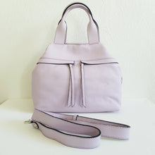 Lataa kuva Galleria-katseluun, Tyylikkäästi tilava BRANDI arkilaukku. Laukussa on yksi iso tasku ja sisällä yksi vetoketjullinen sivutasku ja kaksi pientä avotaskua. Laukku suljetaan vetoketjulla ja pystyy muotoilemaan hopeisilla karabiinihakasilla.