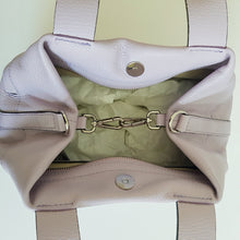 Lataa kuva Galleria-katseluun, Kaunis, tyylikäs BRANDI arkilaukku. Laukussa yksi iso tasku ja sisällä yksi vetoketjullinen tasku ja kaksi pientä avotaskua. Laukussa vetoketjulukitus. Laukkua pystyy muotoilemaan hopeisilla Karabiinihakasilla. Koko: pituus 37 cm, korkeus 25 cm, syvyys 13,5 cm Hihna: leveys 2,7cm, max pituus 104cm Materiaali: nahka Valmistusmaa Italia