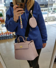 Lataa kuva Galleria-katseluun, Kaunis LIDIA laukku , mustalla puuvilla hihnalla . Hihnassa on pieni irrotettava vetoketjullinen pussukka kultaisilla karabiinilukoilla. Laukun sisällä yksi iso vuorellinen tasku ja vetoketjullinen sivutasku. Laukussa vetoketjukiinnitys ja päältä suljettava kultainen lukkokiinnitys. Laukun takana vetoketjullinen tasku. Hihnan leveys 4.5cm ja pituus 75 - 117cm Koko: pituus 35cm, korkeus 24cm, syvyys 10cm Metalliosat kullan väriset. väri: lila Valmistusmaa Italia