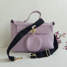 Lataa kuva Galleria-katseluun, Kaunis LIDIA laukku , mustalla puuvilla hihnalla . Hihnassa on pieni irrotettava vetoketjullinen pussukka kultaisilla karabiinilukoilla. Laukun sisällä yksi iso vuorellinen tasku ja vetoketjullinen sivutasku. Laukussa vetoketjukiinnitys ja päältä suljettava kultainen lukkokiinnitys. Laukun takana vetoketjullinen tasku. Hihnan leveys 4.5cm ja pituus 75 - 117cm Koko: pituus 35cm, korkeus 24cm, syvyys 10cm Metalliosat kullan väriset. väri: lila Valmistusmaa Italia