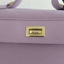 Lataa kuva Galleria-katseluun, Kaunis LIDIA laukku , mustalla puuvilla hihnalla . Hihnassa on pieni irrotettava vetoketjullinen pussukka kultaisilla karabiinilukoilla. Laukun sisällä yksi iso vuorellinen tasku ja vetoketjullinen sivutasku. Laukussa vetoketjukiinnitys ja päältä suljettava kultainen lukkokiinnitys. Laukun takana vetoketjullinen tasku. Hihnan leveys 4.5cm ja pituus 75 - 117cm Koko: pituus 35cm, korkeus 24cm, syvyys 10cm Metalliosat kullan väriset. väri: lila Valmistusmaa Italia