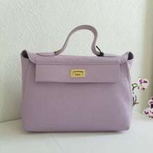 Lataa kuva Galleria-katseluun, Kaunis LIDIA laukku , mustalla puuvilla hihnalla . Hihnassa on pieni irrotettava vetoketjullinen pussukka kultaisilla karabiinilukoilla. Laukun sisällä yksi iso vuorellinen tasku ja vetoketjullinen sivutasku. Laukussa vetoketjukiinnitys ja päältä suljettava kultainen lukkokiinnitys. Laukun takana vetoketjullinen tasku. Hihnan leveys 4.5cm ja pituus 75 - 117cm Koko: pituus 35cm, korkeus 24cm, syvyys 10cm Metalliosat kullan väriset. väri: lila Valmistusmaa Italia