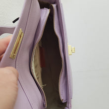 Lataa kuva Galleria-katseluun, Kaunis LIDIA laukku , mustalla puuvilla hihnalla . Hihnassa on pieni irrotettava vetoketjullinen pussukka kultaisilla karabiinilukoilla. Laukun sisällä yksi iso vuorellinen tasku ja vetoketjullinen sivutasku. Laukussa vetoketjukiinnitys ja päältä suljettava kultainen lukkokiinnitys. Laukun takana vetoketjullinen tasku. Hihnan leveys 4.5cm ja pituus 75 - 117cm Koko: pituus 35cm, korkeus 24cm, syvyys 10cm Metalliosat kullan väriset. väri: lila Valmistusmaa Italia