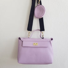 Lataa kuva Galleria-katseluun, Kaunis LIDIA laukku , mustalla puuvilla hihnalla . Hihnassa on pieni irrotettava vetoketjullinen pussukka kultaisilla karabiinilukoilla. Laukun sisällä yksi iso vuorellinen tasku ja vetoketjullinen sivutasku. Laukussa vetoketjukiinnitys ja päältä suljettava kultainen lukkokiinnitys. Laukun takana vetoketjullinen tasku. Hihnan leveys 4.5cm ja pituus 75 - 117cm Koko: pituus 35cm, korkeus 24cm, syvyys 10cm Metalliosat kullan väriset. väri: lila Valmistusmaa Italia