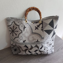 Lataa kuva Galleria-katseluun, Tyylikäs ja tilava ADELAI kangaslaukku on täydellinen valinta rannalle ja shoppailuun. Laukkuun mahtuu kaikki tarpeellinen mukaan. Toimii magneettilukituksella. Kahvat ovat bambupuuta.