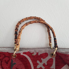 Lataa kuva Galleria-katseluun, Tyylikäs ja tilava ADELAI kangaslaukku on täydellinen valinta rannalle ja shoppailuun. Laukkuun mahtuu kaikki tarpeellinen mukaan. Toimii magneettilukituksella. Kahvat ovat bambupuuta.