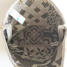 Lataa kuva Galleria-katseluun, Tyylikäs ja tilava ADELAI kangaslaukku on täydellinen valinta rannalle ja shoppailuun. Laukkuun mahtuu kaikki tarpeellinen mukaan. Toimii magneettilukituksella. Kahvat ovat bambupuuta.