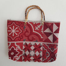 Lataa kuva Galleria-katseluun, Tyylikäs ja tilava ADELAI kangaslaukku on täydellinen valinta rannalle ja shoppailuun. Laukkuun mahtuu kaikki tarpeellinen mukaan. Toimii magneettilukituksella. Kahvat ovat bambupuuta.