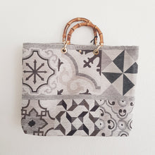 Lataa kuva Galleria-katseluun, Tyylikäs ja tilava ADELAI kangaslaukku on täydellinen valinta rannalle ja shoppailuun. Laukkuun mahtuu kaikki tarpeellinen mukaan. Toimii magneettilukituksella. Kahvat ovat bambupuuta.