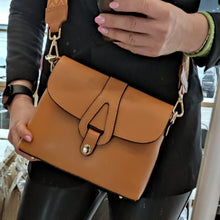 Lataa kuva Galleria-katseluun, Keskikokoinen AGATA nahkalaukku on ajaton crossbody malli omalla karakterillaan. Mukava ja laadukas, tyylikäs suljin, sisällä vetoketjullinen sivutasku ja säädettävä olkahihna. Koko: pituus 25 cm, korkeus 19 cm, syvyys 9 cm Hihna : max pituus 112 cm, leveys 1,5 cm Materiaali: aito nahka Valmistusmaa: Italia