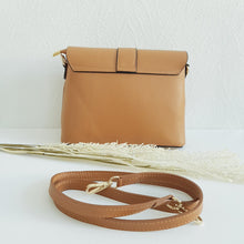 Lataa kuva Galleria-katseluun, Keskikokoinen AGATA nahkalaukku on ajaton crossbody malli omalla karakterillaan. Mukava ja laadukas, tyylikäs suljin, sisällä vetoketjullinen sivutasku ja säädettävä olkahihna. Koko: pituus 25 cm, korkeus 19 cm, syvyys 9 cm Hihna : max pituus 112 cm, leveys 1,5 cm Materiaali: aito nahka Valmistusmaa: Italia