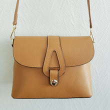 Lataa kuva Galleria-katseluun, Keskikokoinen AGATA nahkalaukku on ajaton crossbody malli omalla karakterillaan. Mukava ja laadukas, tyylikäs suljin, sisällä vetoketjullinen sivutasku ja säädettävä olkahihna. Koko: pituus 25 cm, korkeus 19 cm, syvyys 9 cm Hihna : max pituus 112 cm, leveys 1,5 cm Materiaali: aito nahka Valmistusmaa: Italia