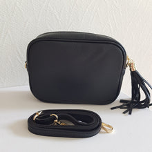 Lataa kuva Galleria-katseluun, ANGIE laukussa on kaksi säädettävää olkahihnaa ja vetoketjukiinnitys. Tupsukoriste toimii vetimenä. Erittäin suosittu crossbody malli. Väri: musta Koko: pituus 20 cm, korkeus 15 cm, syvyys 7 cm. Laukkuun kuuluu kaksi säädettävää olkahihnaa